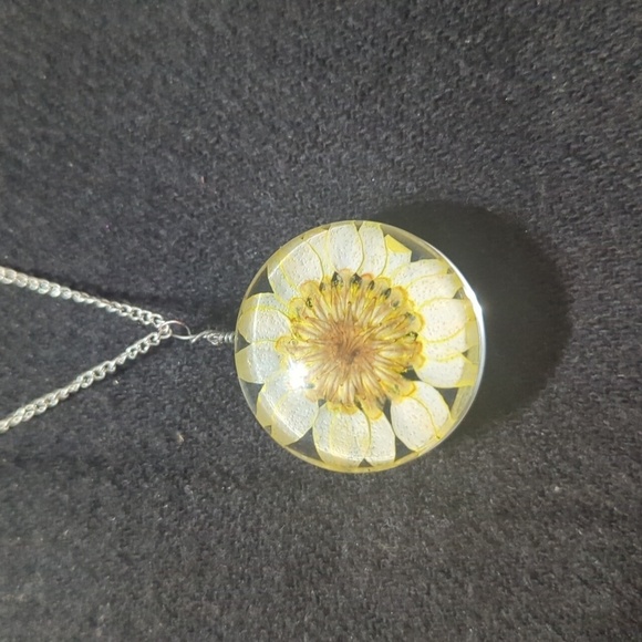 Silver Tone Resin Encased White Yellow Daisy Flower Pendant Statement Necklace - Picture 1 of 5